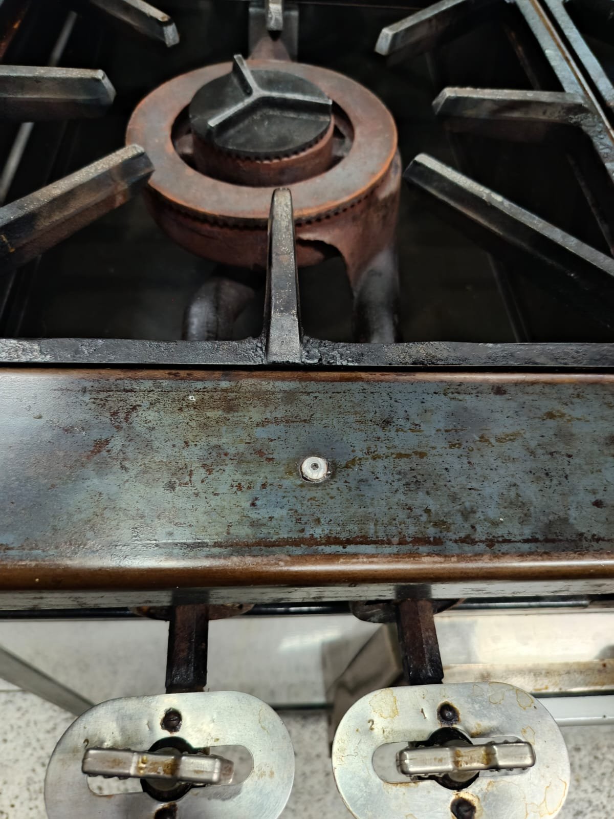 Fogão industrial fotografado durante um serviço técnico do acervo.